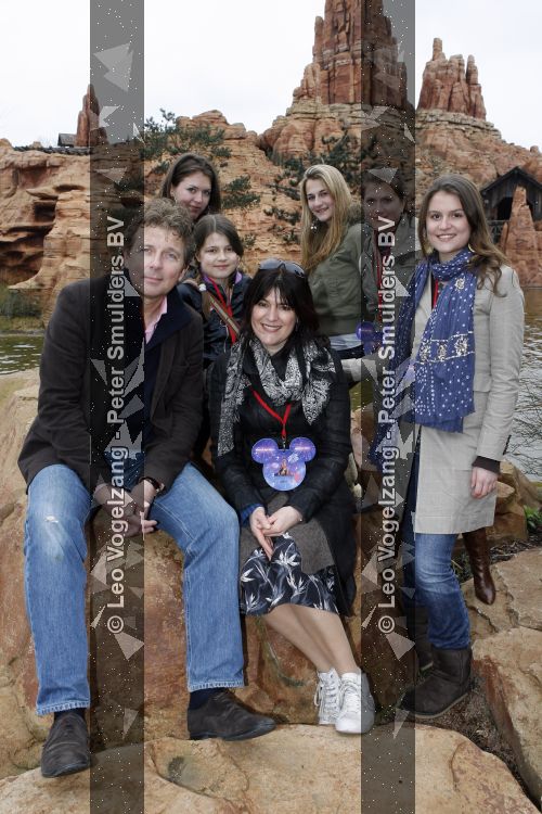 Parijs 31 maart 207
Robert ten Brink met zijn vrouw Roos en dochters 15 jarig bestaan van Disneyland Parijs.
