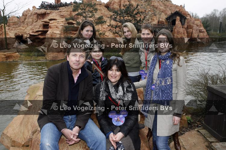Parijs 31 maart 207
Robert ten Brink met zijn vrouw Roos en dochters 15 jarig bestaan van Disneyland Parijs.
