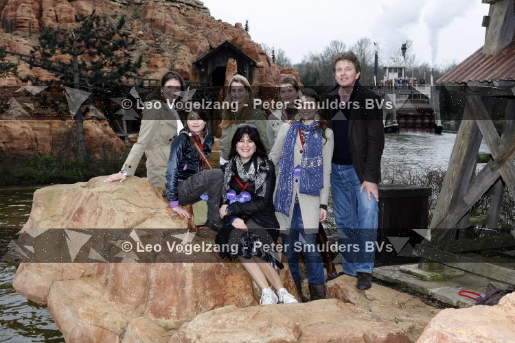 Parijs 31 maart 207
Robert ten Brink met zijn vrouw Roos en dochters 15 jarig bestaan van Disneyland Parijs.