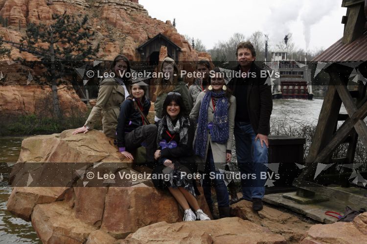 Parijs 31 maart 207
Robert ten Brink met zijn vrouw Roos en dochters 15 jarig bestaan van Disneyland Parijs.