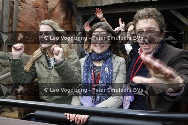 Parijs 31 maart 207
Robert ten Brink met zijn vrouw Roos en dochters 15 jarig bestaan van Disneyland Parijs.