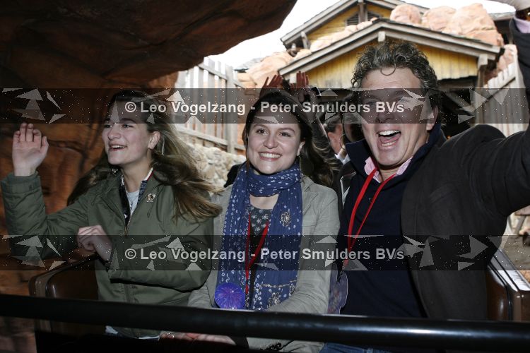 Parijs 31 maart 207
Robert ten Brink met zijn vrouw Roos en dochters 15 jarig bestaan van Disneyland Parijs.