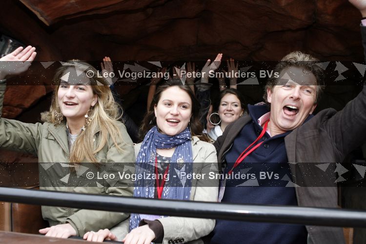 Parijs 31 maart 207
Robert ten Brink met zijn vrouw Roos en dochters 15 jarig bestaan van Disneyland Parijs.
