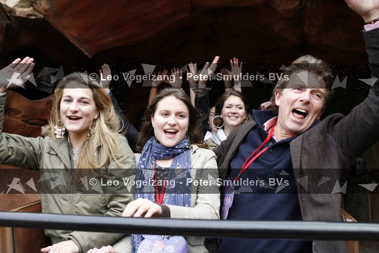 Parijs 31 maart 207
Robert ten Brink met zijn vrouw Roos en dochters 15 jarig bestaan van Disneyland Parijs.