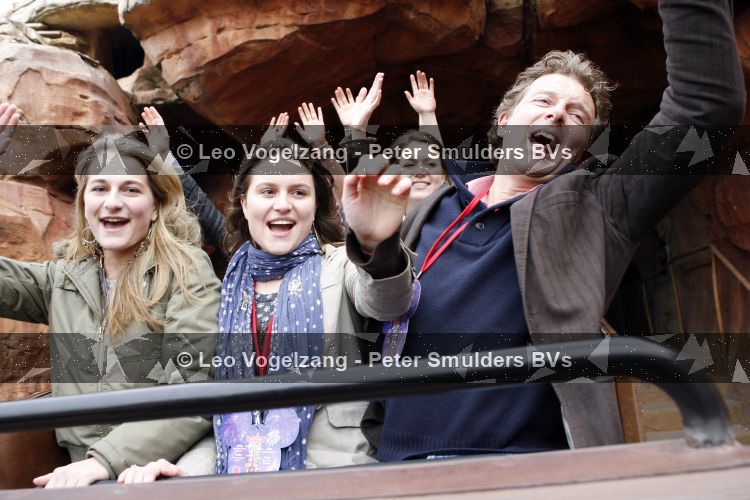 Parijs 31 maart 207
Robert ten Brink met zijn vrouw Roos en dochters 15 jarig bestaan van Disneyland Parijs.