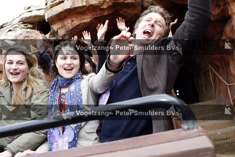Parijs 31 maart 207
Robert ten Brink met zijn vrouw Roos en dochters 15 jarig bestaan van Disneyland Parijs.