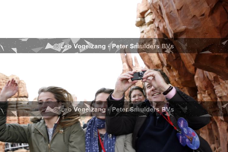 Parijs 31 maart 207
Robert ten Brink met zijn vrouw Roos en dochters 15 jarig bestaan van Disneyland Parijs.