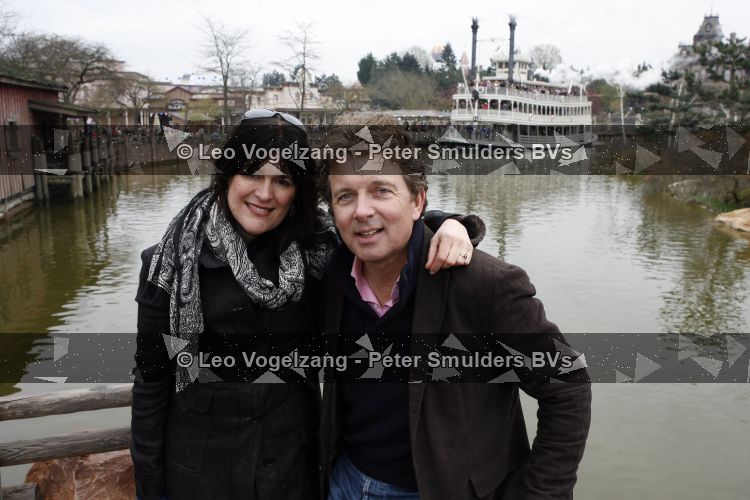 Parijs 31 maart 207
Robert ten Brink met zijn vrouw Roos en dochters 15 jarig bestaan van Disneyland Parijs.