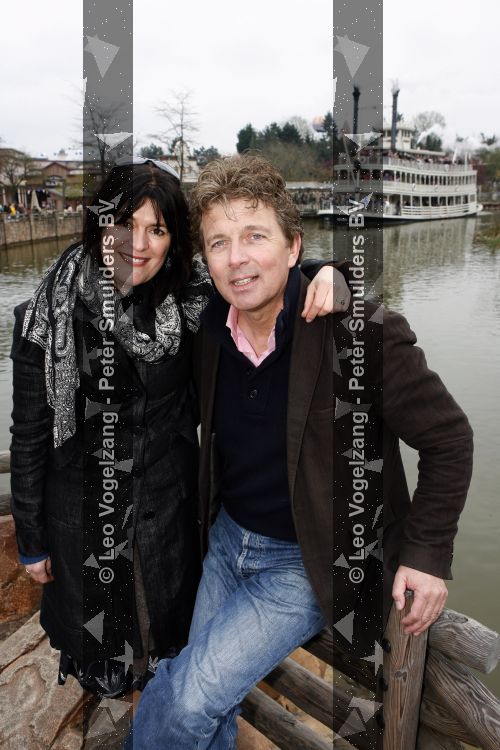 Parijs 31 maart 207
Robert ten Brink met zijn vrouw Roos en dochters 15 jarig bestaan van Disneyland Parijs.