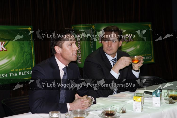 Amsterdam 20 maart 2007
V en V produkties van Albert Verlinde en Roel Vente tekenen kontrakt met Kim Lian v d Meij bij Onassis.