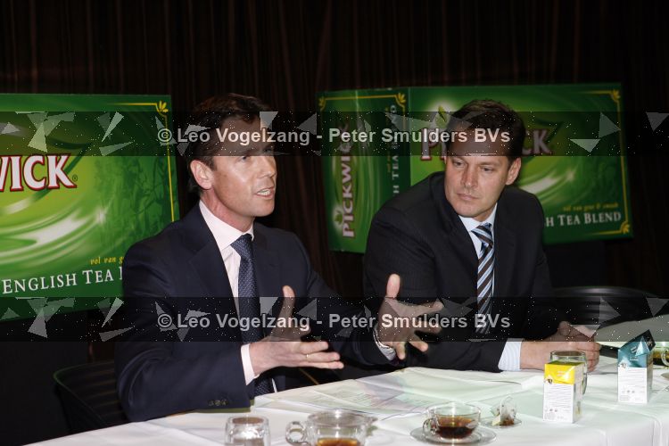 Amsterdam 20 maart 2007
V en V produkties van Albert Verlinde en Roel Vente tekenen kontrakt met Kim Lian v d Meij bij Onassis.