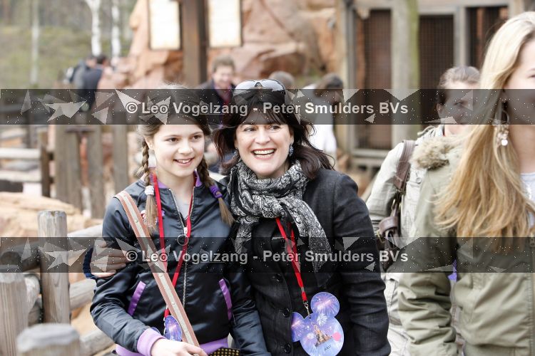 Parijs 31 maart 207
Robert ten Brink met zijn vrouw Roos en dochters 15 jarig bestaan van Disneyland Parijs.