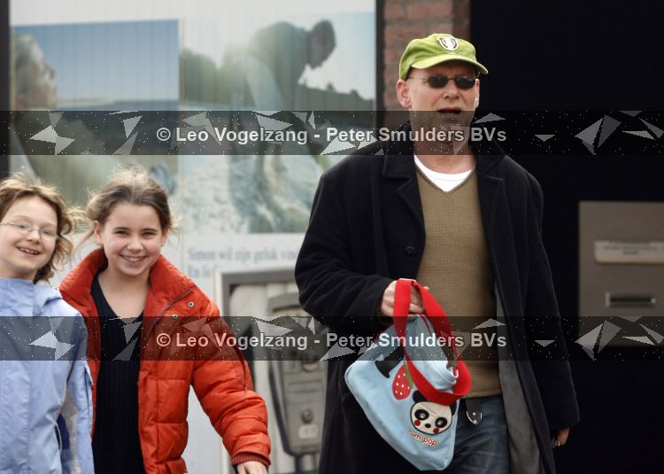 Laren 30 maart 2007
Sjoerd Pleysier wandelend met zijn dochter in Laren .