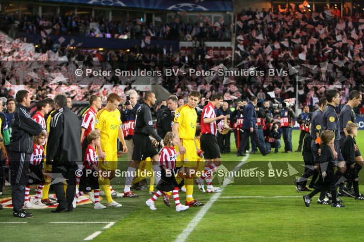 Eindhoven, 3 April 2007 1/4 Finale Champions League wedstrijd PSV-FC Liverpool, eindstand 0-3 Seizoen 2006/2007
Bij betreden van het veld aanvoerders Phillip Cocu en Steven Gerrard