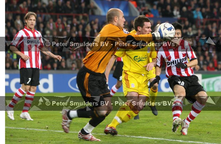 Eindhoven, 3 April 2007 1/4 Finale Champions League wedstrijd PSV-FC Liverpool, eindstand 0-3 Seizoen 2006/2007
Sun Xiang komt te laat doelman Pepe Reina is de situatie meester
