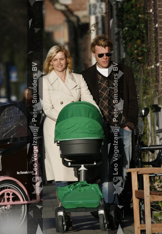 Amsterdam 19 maart 2007
Tooske Breugem Ragas en Bastiaan Ragas achter de kinderwagen met daarin hun dochterje Leentje.