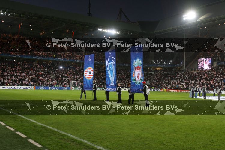 Eindhoven, 3 April 2007 1/4 Finale Champions League wedstrijd PSV-FC Liverpool, eindstand 0-3 Seizoen 2006/2007
Vlaggen Champions Leagu en Uefa