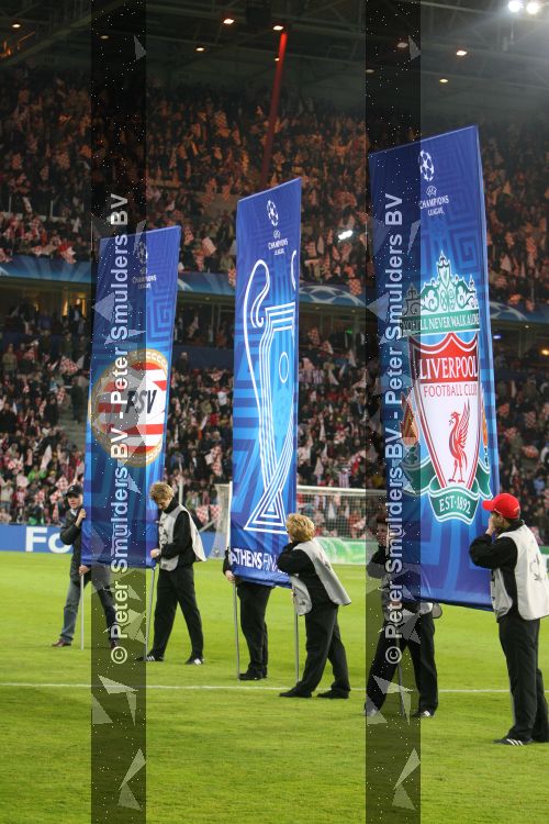 Eindhoven, 3 April 2007 1/4 Finale Champions League wedstrijd PSV-FC Liverpool, eindstand 0-3 Seizoen 2006/2007
Vlaggen Champions Leagu en Uefa