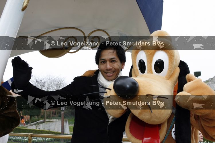 Parijs 31 maart 2007
Wibi Soerjadi in disneyland parijs bij het 15 jarig bestaan.