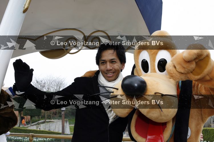 Parijs 31 maart 2007
Wibi Soerjadi in disneyland parijs bij het 15 jarig bestaan.