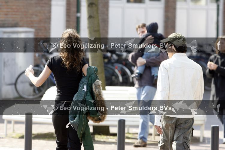 Hilversum 1 april 2007
Jan Smit en Yolanthe Cabau v Kasbergen samen met moeder en zus op terras daarna wandelend en kussend in Hilversum.