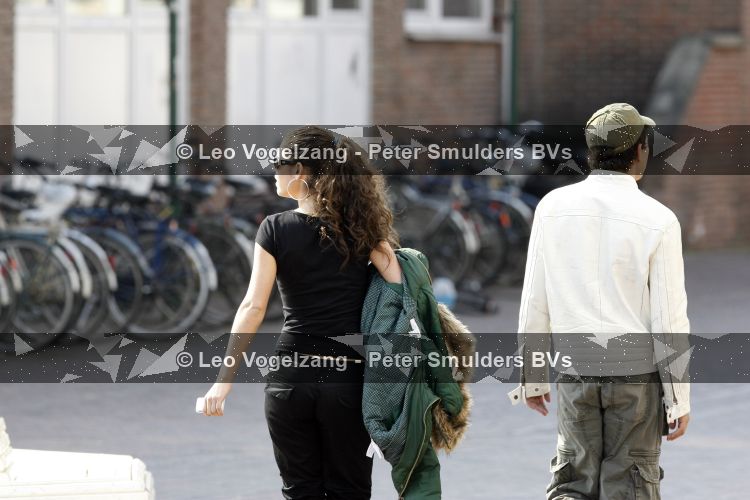 Hilversum 1 april 2007
Jan Smit en Yolanthe Cabau v Kasbergen samen met moeder en zus op terras daarna wandelend en kussend in Hilversum.
