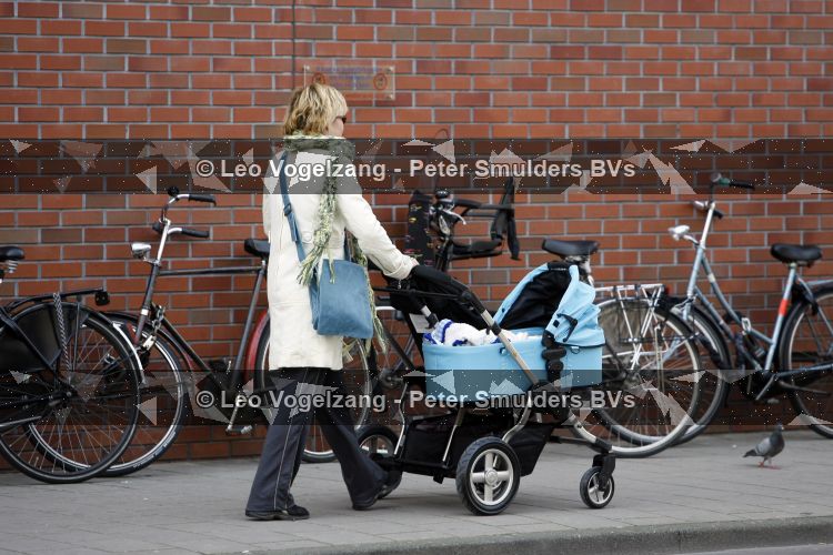 Amsterdam 28 maart 2007
Yvon Jaspers bij het onze lieve vrouwe gasthuis met haar zoon Tijl en dochter Keesje.