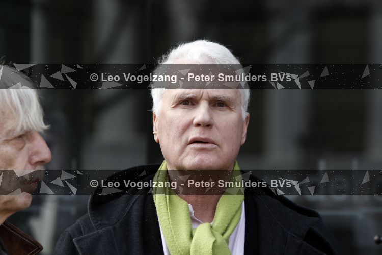 Amsterdam 17 maart 2010
De kist van hans v Mierlo wordt van zijn huis naar de rode hoed gebracht. Zijn vrouw Connie palmen en zijn kinderen zijn daarbij aanwezig. Adriaan v Dis
Peter Smulders bv
