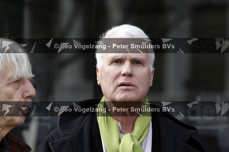 Amsterdam 17 maart 2010
De kist van hans v Mierlo wordt van zijn huis naar de rode hoed gebracht. Zijn vrouw Connie palmen en zijn kinderen zijn daarbij aanwezig. Adriaan v Dis
Peter Smulders bv