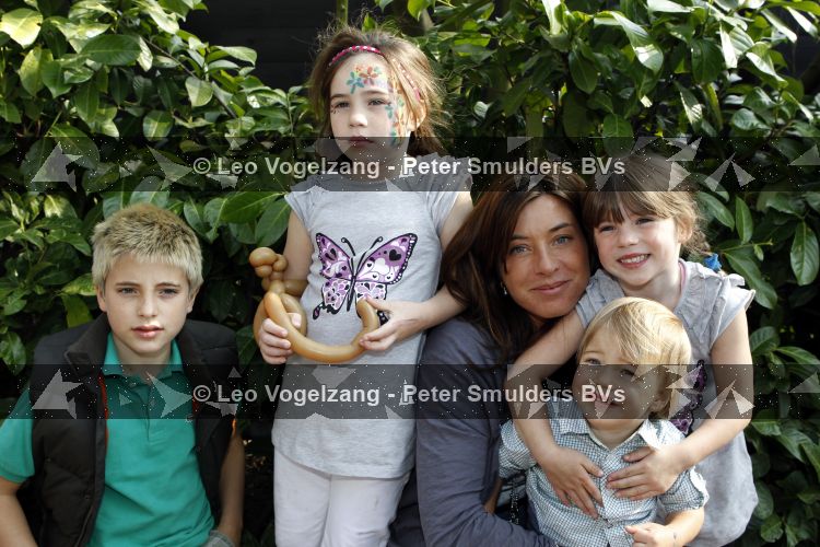 Amsterdam 14 april 2010
Mama van het jaar verkiezing in hotel arena. Amanda Krabbe met kinderen Bikkel Achilles Yasmijn en Michelle
Peter Smulders bv