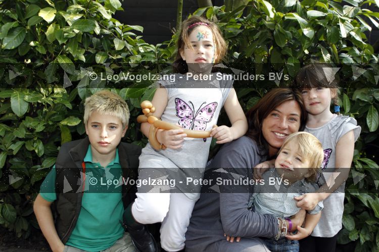 Amsterdam 14 april 2010
Mama van het jaar verkiezing in hotel arena. Amanda Krabbe met kinderen Bikkel Achilles Yasmijn en Michelle
Peter Smulders bv