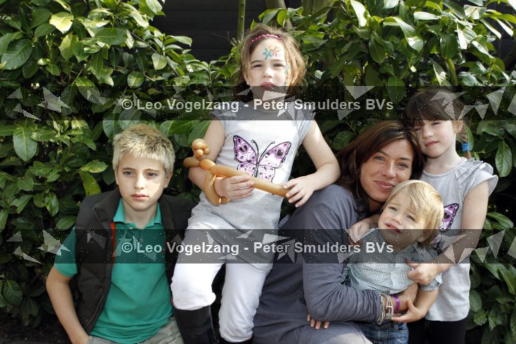 Amsterdam 14 april 2010
Mama van het jaar verkiezing in hotel arena. Amanda Krabbe met kinderen Bikkel Achilles Yasmijn en Michelle
Peter Smulders bv