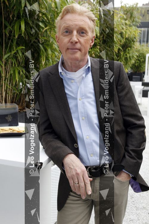 Naarden 18 maart 2010
Surprise feestje voor ivo niehe ivm 35 jaar werken voor de tros bij het arsenaal. Andre v Duin met partner Martin
Peter Smulders bv