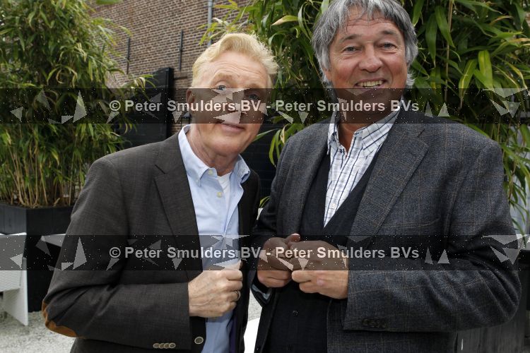 Naarden 18 maart 2010
Surprise feestje voor ivo niehe ivm 35 jaar werken voor de tros bij het arsenaal.Andre v Duin en Ron Brandsteder
Peter Smulders bv
