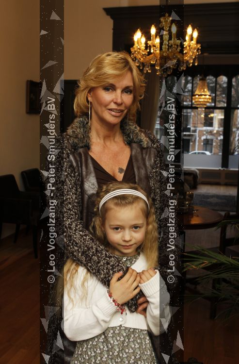 Den Haag 14 maart 2010
Robert Schoemacher met zijn dochters Livia en en Andjelica en vrouw Claudia en zijn ex vriendin Anja bij hem thuis.
Peter Smulders bv