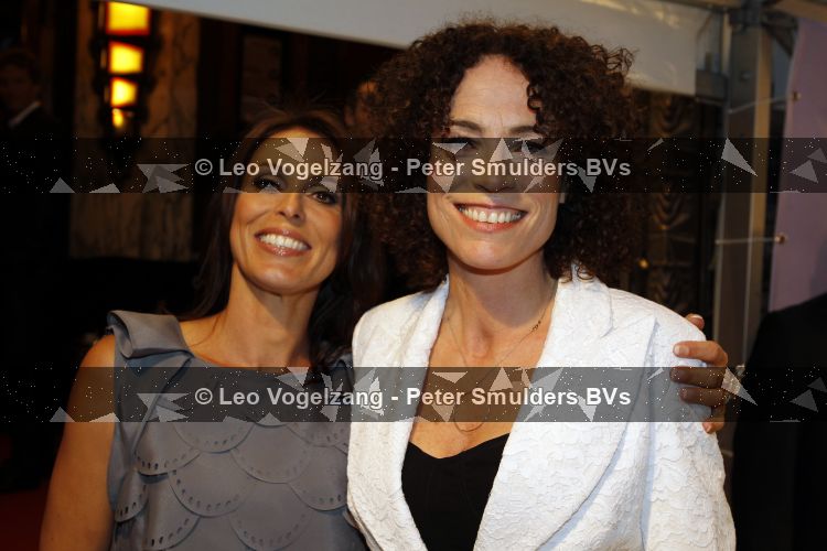 Amsterdam 12 april 2010
Premiere de gelukkige huisvrouw in Tuschinski. Antoinette Beumer met Heleen v Royen
Peter Smulders bv