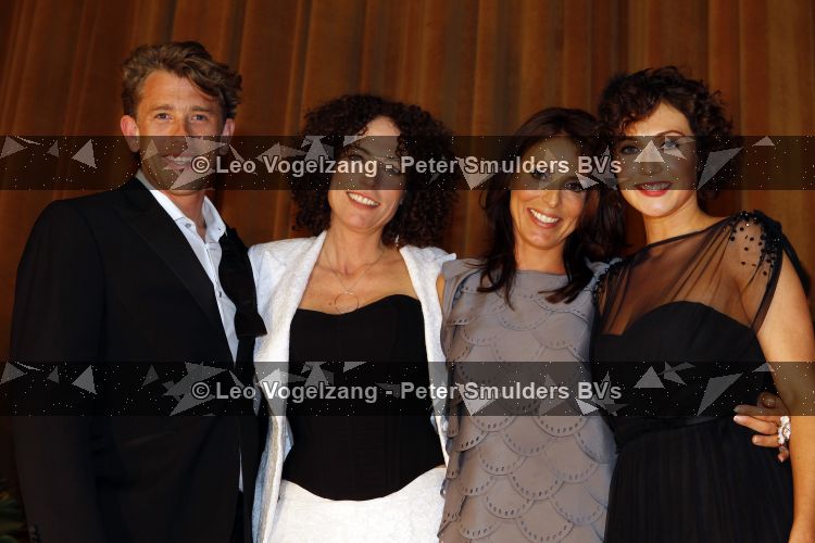 Amsterdam 12 april 2010
Premiere de gelukkige huisvrouw in Tuschinski. cast oa Waldemar Torenstra Carice v Houten Antoinette Beumer en schrijfster Heleen v Royen
Peter Smulders bv