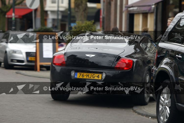 Amsterdam 13 maart 2010
Badr Hari met zijn vriendin Chantal in bentley sport op de cornelis schuytstraat.
Peter Smulders bv