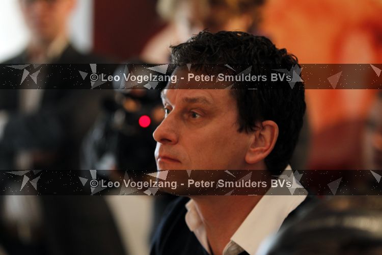 Naarden Vesting 11 maart 2010
Jan des Bouvrie geeft bij het arsenaal een persconferentie inzake zijn arrestatie door de politie. Bart Mos
Peter Smulders bv