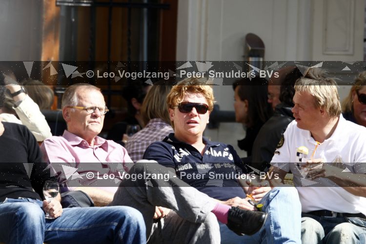 Amsterdam 28 mei 2009
Bastiaan Ragas met zijn schoonvader en zwager op terras.
Peter Smulders bv