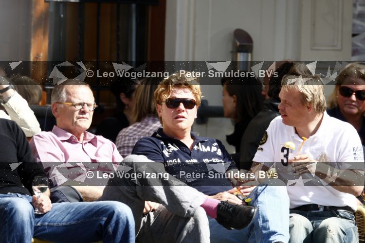Amsterdam 28 mei 2009
Bastiaan Ragas met zijn schoonvader en zwager op terras.
Peter Smulders bv
