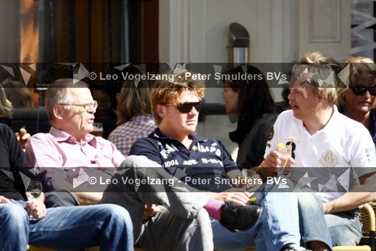 Amsterdam 28 mei 2009
Bastiaan Ragas met zijn schoonvader en zwager op terras.
Peter Smulders bv