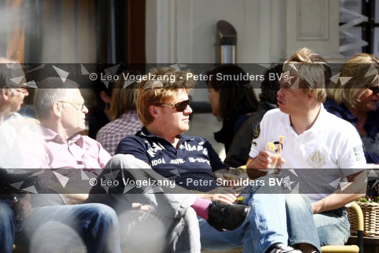 Amsterdam 28 mei 2009
Bastiaan Ragas met zijn schoonvader en zwager op terras.
Peter Smulders bv