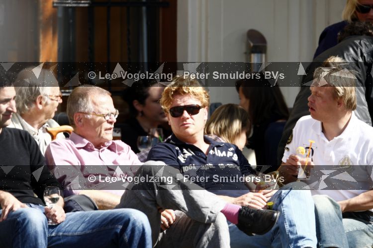 Amsterdam 28 mei 2009
Bastiaan Ragas met zijn schoonvader en zwager op terras.
Peter Smulders bv