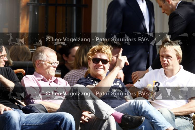Amsterdam 28 mei 2009
Bastiaan Ragas met zijn schoonvader en zwager op terras.
Peter Smulders bv