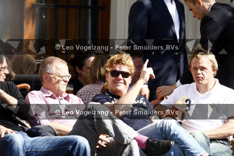 Amsterdam 28 mei 2009
Bastiaan Ragas met zijn schoonvader en zwager op terras.
Peter Smulders bv
