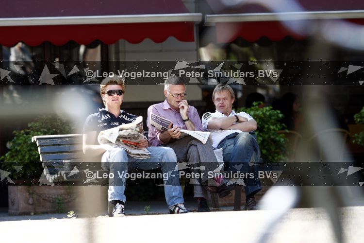 Amsterdam 28 mei 2009
Bastiaan Ragas met zijn schoonvader en zwager op terras.
Peter Smulders bv