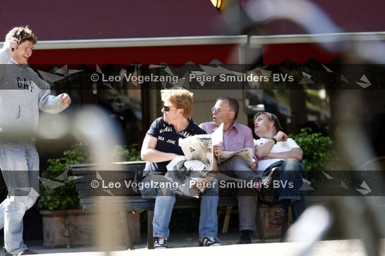 Amsterdam 28 mei 2009
Bastiaan Ragas met zijn schoonvader en zwager op terras.
Peter Smulders bv