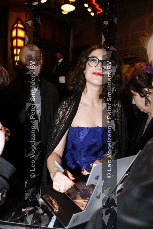 Amsterdam 16 november 2009
Premiere komt een vrouw bij de dochter in Tuschinski. Carice v Houten met bril
Peter Smulders bv
