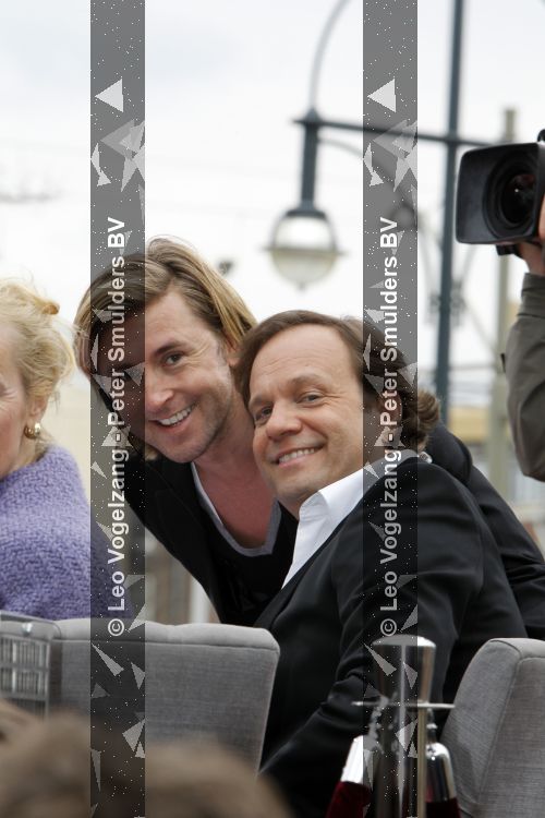 Scheveningen 11 april 2010
Premiere Mary Poppins in het circustheater. Carlo Boszhard met vriend
Peter Smulders bv
